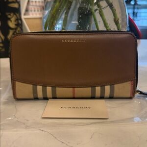 BURBERRY ELMORE BROWN HOUSE CHECK DERBY LEATHER ZIP AROUND LOGO CLUTCH WALLET